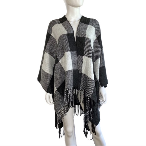 Jane & Berry Gray & White Plaid Fringed Soft Poncho Sweater - Picture 1 of 8